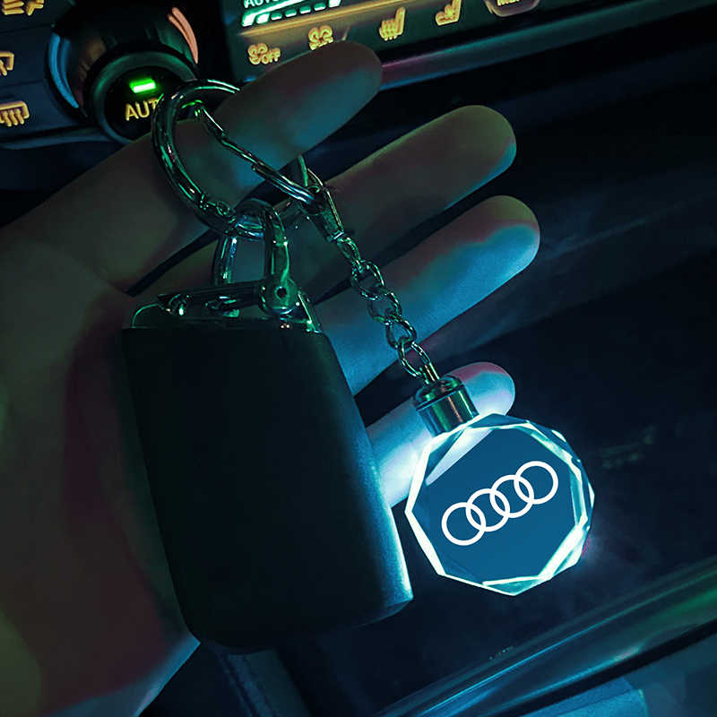 Kľúčenka s 3D logom automobilky v krištáľovom prevedení