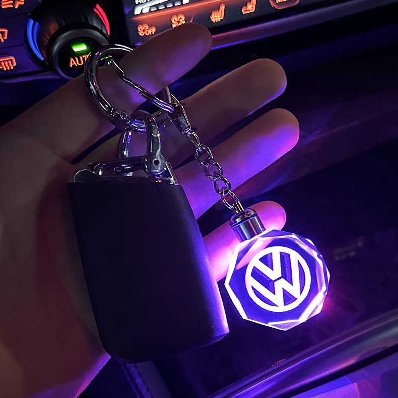 Kľúčenka s 3D logom automobilky v krištáľovom prevedení